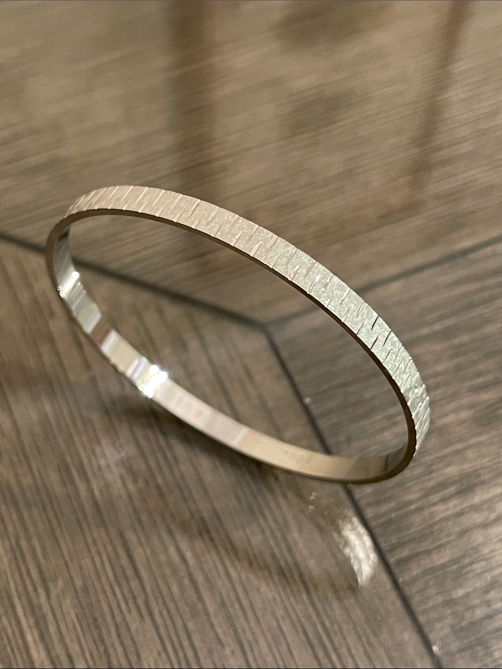 Vintage Unsigned Textured Diamond Cut Silver-tone Bangle Bracelet